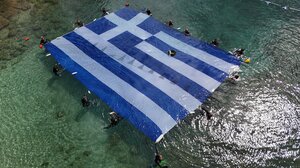 Η Γαλανόλευκη στη θάλασσα του Πειραιά για την Εθνική Επέτειο της 25ης Μαρτίου