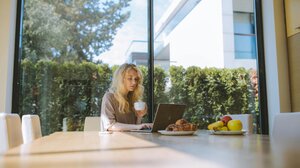 Μπορεί η τηλεργασία να βοηθήσει στο δημογραφικό πρόβλημα;