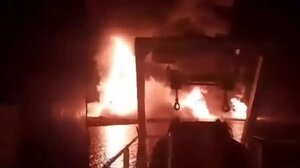 Πόλεμος στη Μ. Ανατολή: Η στιγμή που πύραυλοι και drones πέφτουν δίπλα σε ελληνικό πλοίο στον Περσικό Κόλπο - Βίντεο