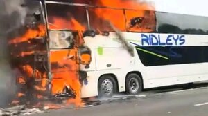 Πούλμαν με οπαδούς της Σίτι τυλίχθηκε στις φλόγες: Πήγαιναν στο Γουέμπλεϊ για τον τελικό του League Cup