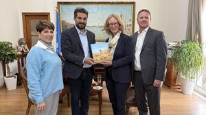 Στον Δήμαρχο Χανίων Παναγιώτη Σημανδηράκη η Πρέσβειρα της Αυστρίας Gerda Vogl