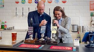 Ο πρίγκιπας και η πριγκίπισσα της Ουαλίας σε… διαγωνισμό μπύρας στο Λονδίνο