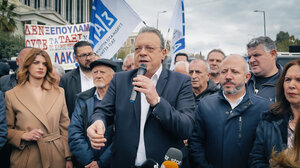 Συνάντηση του προέδρου του ΣΥΡΙΖΑ-ΠΣ Σωκράτη Φάμελλου με επαγγελματίες των ταξί στο Σύνταγμα