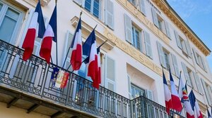 Δήμαρχοι εκλεγμένοι με την ακροδεξιά στη Γαλλία κατέβασαν τις ευρωπαϊκές σημαίες από τα δημαρχεία τους