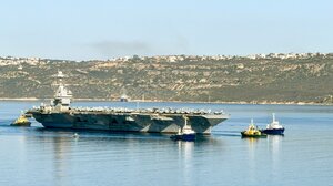 Αμερικανοί ντετέκτιβ στη Σούδα για τη φωτιά στο αεροπλανοφόρο «Gerald R. Ford»