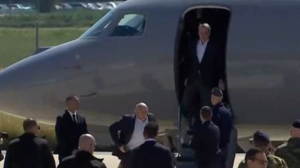 Ο Κυριάκος Μητσοτάκης προσγειώθηκε στην Κύπρο - Σε λίγο η τριμερής με Χριστοδουλίδη και Μακρόν