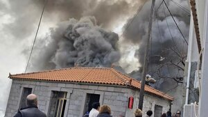 Λέσβος: Μεγάλη φωτιά σε σπίτι στο χωριό Στύψη – Κάηκε ολοσχερώς