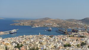 Πυρκαγιά σε τρία σκάφη στο νεώρειο της χερσαίας ζώνης του λιμένα Σύρου