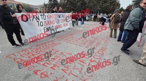 Λάρισα: Έγραψαν τα ονόματα των νεκρών των Τεμπών έξω από το κτίριο της δίκης