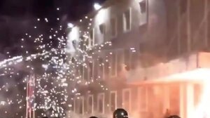 Αλβανία: Επεισόδια με μολότοφ και πυροτεχνήματα σε διαδήλωση κατά του Ράμα – Δείτε βίντεο