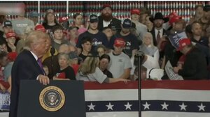 Λιποθυμία στο κοινό τη στιγμή της ομιλίας του Τραμπ στο Κεντάκι για τον πόλεμο κατά του Ιράν