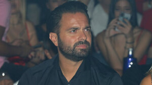 Θύμα επίθεσης ο Ηλίας Βρεττός ενώ τραγουδούσε στην Κύπρο: Τον χτύπησε θαμώνας, ήταν σοκαριστικό, λέει συνάδελφός του