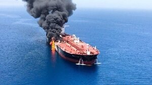 Δεξαμενόπλοιο στις φλόγες έπειτα από πλήγμα κοντά στο στενό του Χορμούζ
