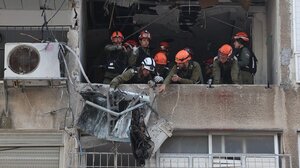 Το Ιράν συνεχίζει τα πλήγματα, παρά τις απειλές του προέδρου των ΗΠΑ