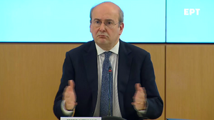 Χατζηδάκης: Οι μειώσεις στα καύσιμα θα περάσουν απευθείας στην τσέπη του καταναλωτή