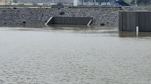 Γάργαρο και με εντυπωσιακή ροή τρέχει το νερό στο Φράγμα Αποσελέμη για δεύτερη μέρα! (video & photo)