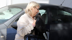 Χρυσή Αυγή: Παραδόθηκε η Ελένη Ζαρούλια στο Αστυνομικό Τμήμα Πεύκης