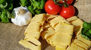 Ζυμαρικά με ψητή φέτα και ντοματίνια