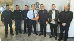 Ηράκλειο: Η Ένωση Αστυνομικών μοίρασε τσουρέκια και ευχές ενόψει Πάσχα