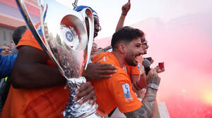 Ηλία, ρίξ' το και είναι τρελός ο πρόεδρος: Η αποθέωση, το αλκοόλ και τα απίθανα γυαλιά του Φούντα