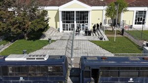 Τέμπη: Χωρίς εντάσεις και με λιγότερο κόσμο συνεχίζεται σήμερα η δίκη για την τραγωδία