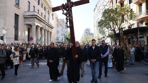 Θεσσαλονίκη: Σε κλίμα κατάνυξης η πρώτη περιφορά Επιταφίου από τον Άγιο Μηνά