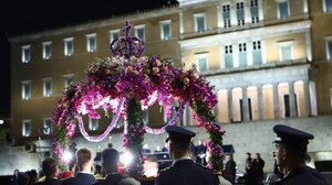 Με κατάνυξη και χιλιάδες κεριά η περιφορά του Επιταφίου στο Σύνταγμα