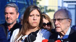 Νίκος και Ζωή Κωνσταντοπούλου: Διαμαρτυρήθηκαν για την αναμμένη μηχανή της αστυνομικής κλούβας την ώρα που έκαναν δηλώσεις