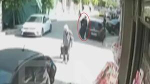 Βίντεο ντοκουμέντο: Η στιγμή που ο 89χρονος απομακρύνεται από τον ΕΦΚΑ μετά τους πυροβολισμούς