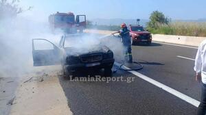 «Λαμπάδιασε» αυτοκίνητο εν κινήσει στη Λαμία - Δείτε βίντεο