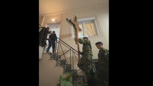 Ανώγεια: Φαντάροι σήκωσαν τον Σταυρό στην περιφορά του Επιταφίου