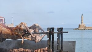 Χανιά: Έστησαν σούβλες στο Ενετικό Λιμάνι 