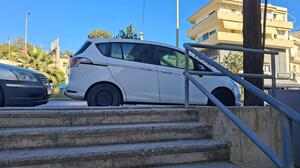 Ηράκλειο: Παρκαρισμένα αυτοκίνητα σε κεντρικό σημείο μπλοκάρουν σκάλες και πεζούς