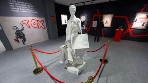 Άγαλμα με την υπογραφή του Banksy εμφανίστηκε στο κεντρικό Λονδίνο