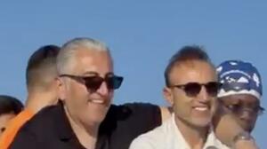 Video: Μπούσης και Κόντης απολαμβάνουν τη φιέστα σε ένα συγκινητικό στιγμιότυπο