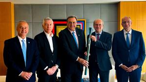 Η ΕΟΕ πρόσφερε την Oλυμπιακή Δάδα στον Κωστή Χατζηδάκη