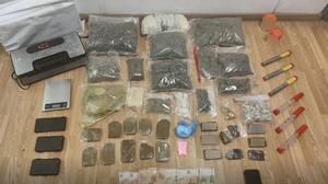 Παρέλαβε ταχυδρομικό δέμα με σχεδόν 2 κιλά κάνναβης - Συνελήφθη 27χρονος 