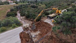 Κακοκαιρία Erminio: Δρόμος κόπηκε στα δύο και έγινε χαράδρα μήκους 10 μέτρων - Φωτογραφίες & βίντεο