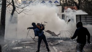 BBC: Η Ελλάδα στρατολογεί μασκοφόρους μετανάστες για επαναπροωθήσεις – Τι απαντά το υπουργείο Προστασίας του Πολίτη