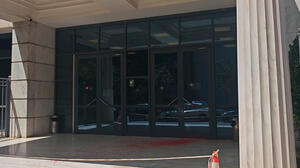 Άγνωστοι επιτέθηκαν στο Διοικητικό Εφετείο Αθηνών με βαριοπούλες και μπογιές