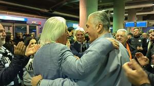 Αποθέωση στο αεροδρόμιο για τον Μιχάλη Μπούση και τον πατέρα του