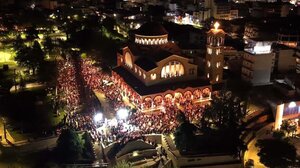 Σε κλίμα κατάνυξης το «Χριστός Ανέστη» σε όλη τη χώρα: Πλήθος πιστών στους ναούς για την Ανάσταση - Βίντεο