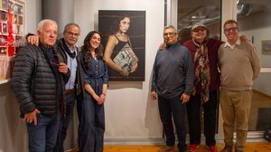 Ο Μίκης Θεοδωράκης μέσα από σύγχρονα έργα τέχνης: Ολοκληρώθηκε μια ξεχωριστή έκθεση στα Χανιά