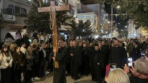 «Η ζωή εν τάφω»: Σε κλίμα κατάνυξης η περιφορά του Επιταφίου στο Ηράκλειο