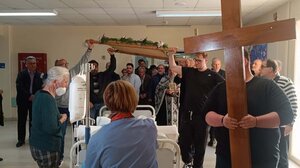 Κατάνυξη και ελπίδα στους διαδρόμους του ΠΑΓΝΗ: Μέσα στο νοσοκομείο η περιφορά του Επιταφίου