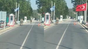 Viral η στιγμή που στρατιώτης ξεδιπλώνει την μπλεγμένη ελληνική σημαία - Δείτε βίντεο