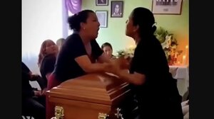 Απίστευτος καβγάς σε κηδεία στο Μεξικό: Οι ερωμένες του νεκρού ξεμαλλιάστηκαν πάνω από το φέρετρο - Δείτε βίντεο