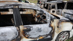 Που στρέφονται οι έρευνες των Αρχών για τον εμπρησμό των ενοικιαζόμενων αυτοκινήτων