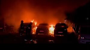 Ηράκλειο: Μεγάλη πυρκαγιά σε χώρο στάθμευσης ενοικιαζόμενων αυτοκινήτων - Βίντεο