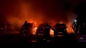 Ηράκλειο: Έρευνα για την καταστροφική πυρκαγιά σε χώρο στάθμευσης ενοικιαζόμενων αυτοκινήτων